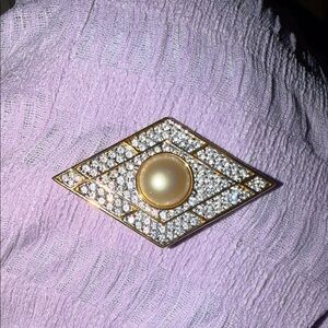 Elegant Gold and Pearl Brooch
